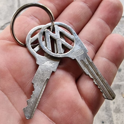 VW Volkswagen Cutout Keys 1961-66 vintage, like new, set of 2