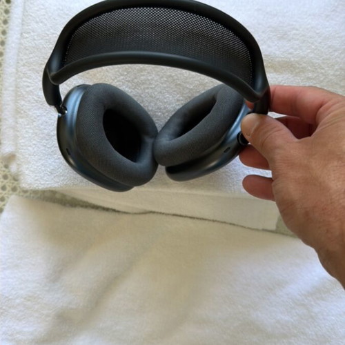 AirPods Max like new headphones without scratches or dents