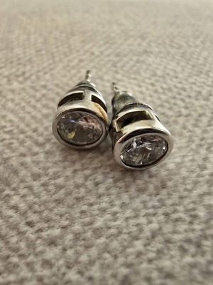 Stud earrings with single zirconia stone, bezel setting