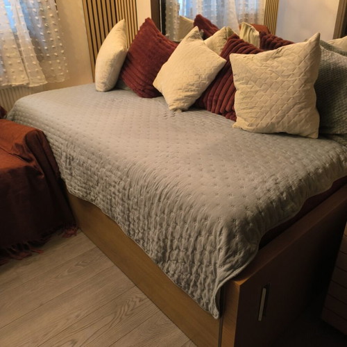 Bed chest handmade, like new, 1x2m with JYSK memory foam mattress