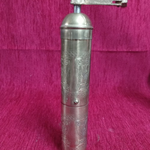 Large brass mill used in very good condition