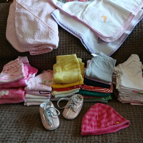 Baby girl clothing set like new, 0 to 6 months, 32 pieces