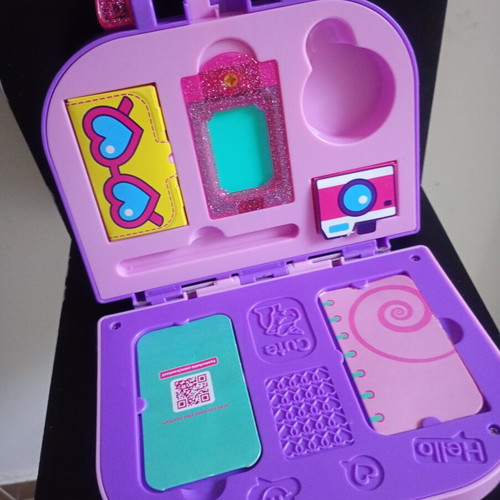 Funlockets secret suitcase used with accessories