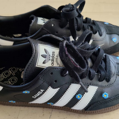 Adidas Samba OG αθλητικά σαν καινούργια, μαύρα με μπλε κεντητά λουλούδια νούμερο 40