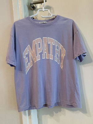 Βαμβακερό κοντομάνικο μπλουζάκι Stradivarius medium, σαν καινούργιο, λιλά με τύπωμα empathy