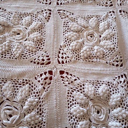 Handmade knitted blanket with embossed floral motifs, like new, 165x210 cm