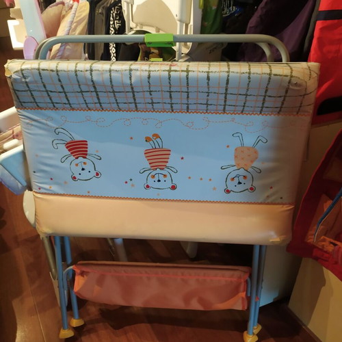 Changing table with stand used with new cover and compatible bathtub