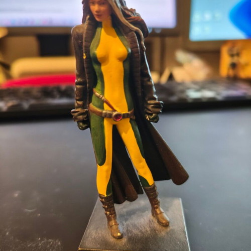 Eaglemoss Marvel Classic Rogue with magazine like new