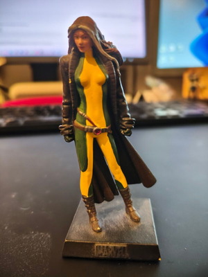 Eaglemoss Marvel Classic Rogue with magazine like new