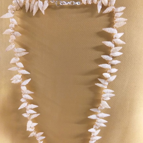 Necklace with white shells, vintage