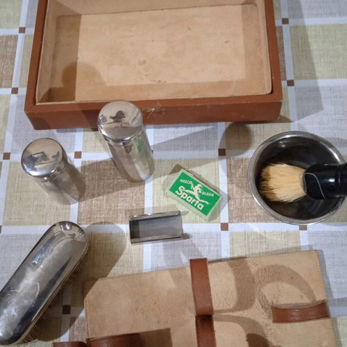 Shaving set used in leather case