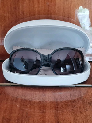 Chanel women's sunglasses like new with case, black