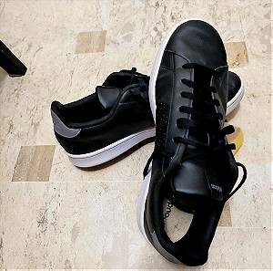 Προσφορά!!! Μοναδικό Ανδρικό κομψό sneaker γνήσιο adidas μαύρο με άσπρο πάτο και γκρι σήμα adidas νούμερο 47 φορεμένο ελάχιστα σε τέλεια κατάσταση