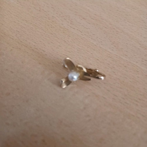 Single gold-plated vintage earring with real pearl used