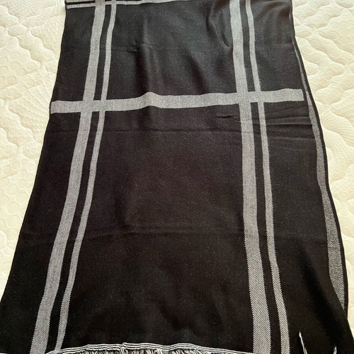 Black scarf with white details like new