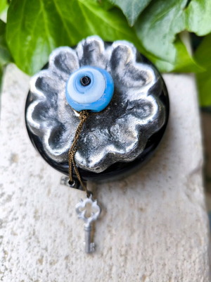 Prespapie with eye made of blown glass and aluminum new