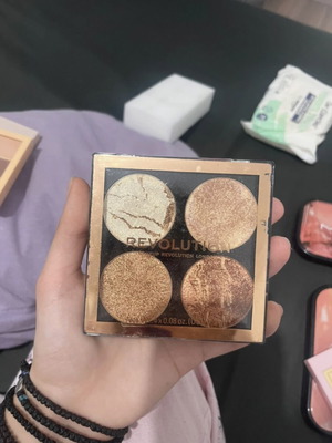 Revolution παλέτα highlighter