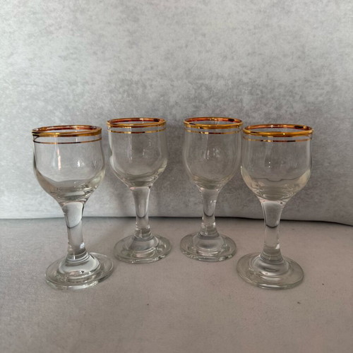 Set of 4 small liqueur glasses with gold rim like new, vintage