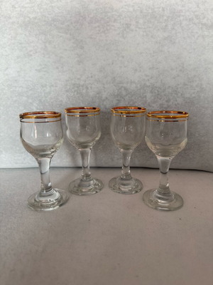Set of 4 small liqueur glasses with gold rim like new, vintage