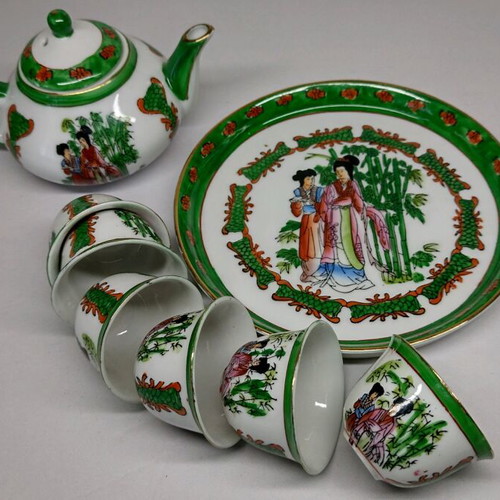 Chinese miniature tea set Zhong Guo Jingdezhen Zhi with 9 pieces, painted geishas