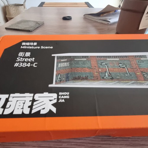 Diorama Garage Model 1:64 with LED lighting, like new
