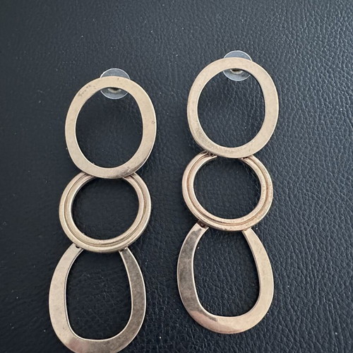 Earrings like new, gold color, vertical circles design
