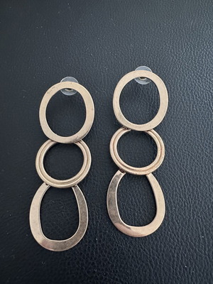 Earrings like new, gold color, vertical circles design
