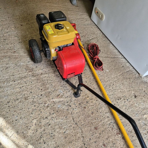 Yamakis Shaker Generator like new with rod and base