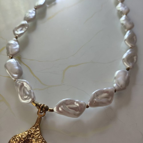 Necklace with pearls and mermaid tail pendant new, white and gold