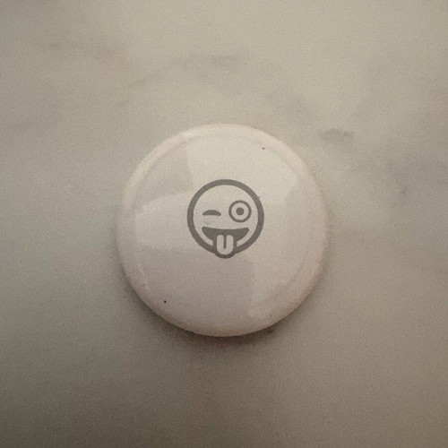 Apple AirTag 1st Gen with engraving emoji and back protector like new