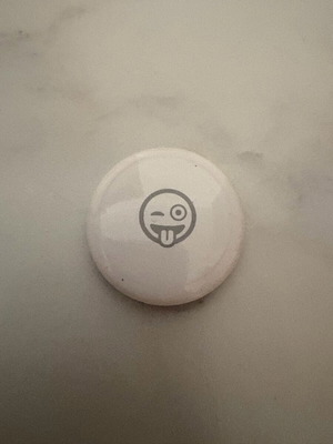 Apple AirTag 1ης γενιάς με engraving emoji και πίσω protector σαν καινούργιο