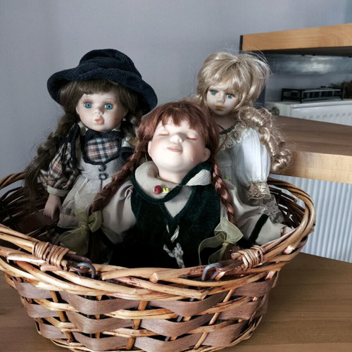 Porcelain dolls like new, pack of 3 with basket gift
