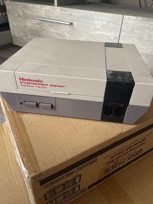 Nintendo Entertainment System (NES) European Version μεταχειρισμένο με 2 χειριστήρια και 3 παιχνίδια