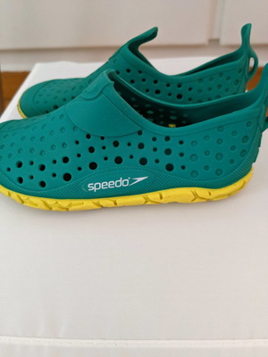 Speedo water shoes used, size 25, green