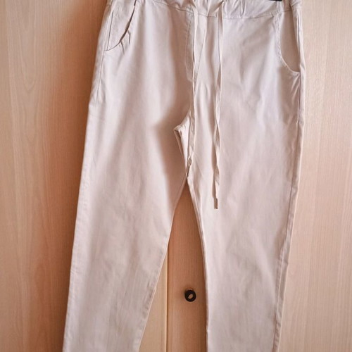 White pants size M like new with side pockets and elastic waist