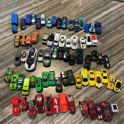 Hot Wheels toy cars like new, pack of over 70 pieces