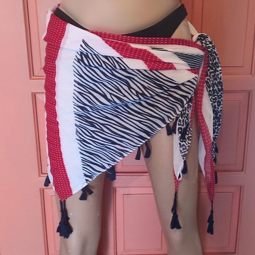 Accessorize scarf-pareo like new, animal print, black and red