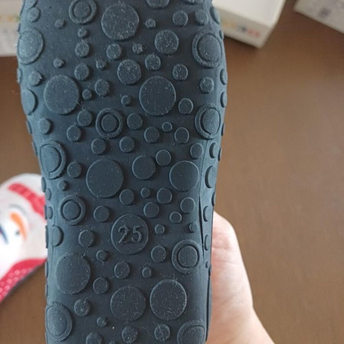 Winter indoor slippers size 25 like new, nonslip, white and red