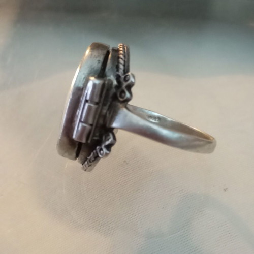Silver 925 ring used with secret compartment and enamel
