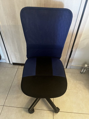 Children's Office Chair like new with wheels and adjustable height