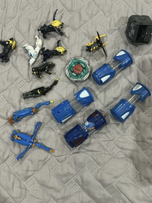Monsuno φιγούρες μεταχειρισμένες με 4 κάψουλες και μία σβούρα