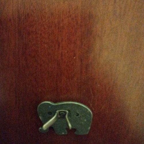 Elephant-shaped 2cm metal stud used, gray