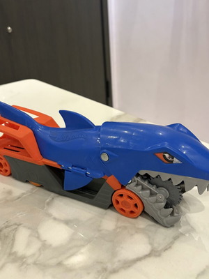 Hot Wheels Shark Chomp Transporter with 5 cars like new