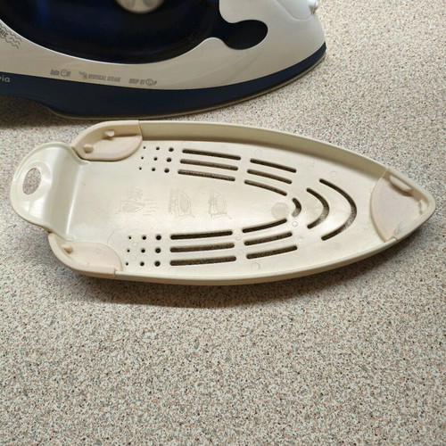 Lervia clothes iron used with Drip‑Stop function