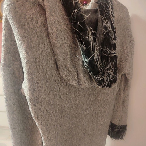 Women's gray jacket like new with zipper and hood size M