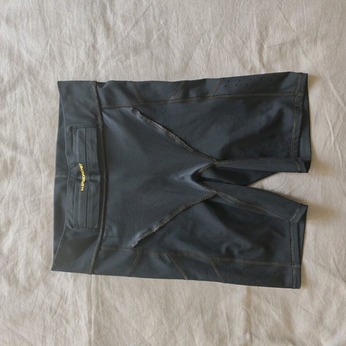 Under Armour men's short leggings size Medium like new, black