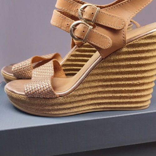 Leather sandals in gold color worn once, size 39