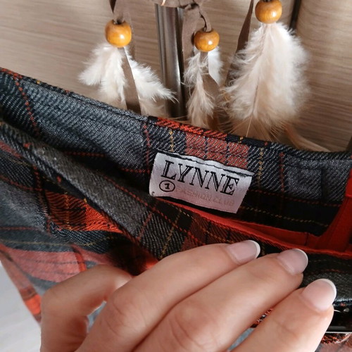 Lynne plaid skirt like new, gray and red, size S