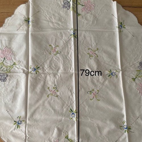 Round tablecloth like new, white with flowers, 79cm diameter