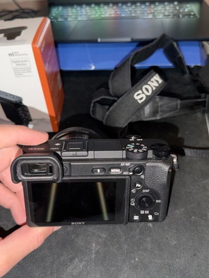 Κάμερα Sony a6400 σαν καινούργια με μικρόφωνο ECM-B10, φακούς 16-50 OSS και SEL11F18